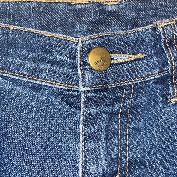 •NEW YORK & COMPANY•DENIM FADED KNEES MID-RISE JEANS SIZE 4 PETITE <EUC> - Picture 4 of 7